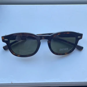 Hugo boss solglasögon  - Säljer ett par solglasögon från Hugo boss  Skick 10/10 som ny Skriv om du har någon fundering 