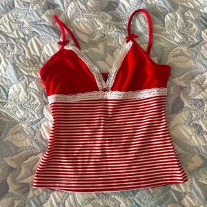 Coquette röd top - Denna top är såå gullig men har inte använt på länge så bestämde mig för att sälja 