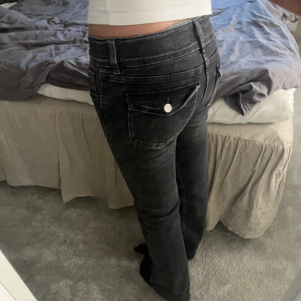 Superfina lågmidjade bootcut jeans, med fickor där bak.😍😍 Från Gina Tricot, i mycket bra skick. Jeans & Byxor.