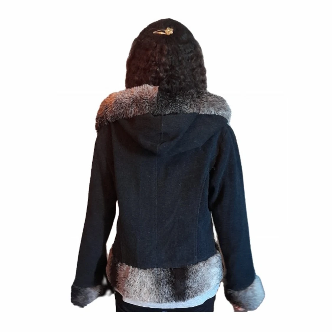 Svart jacka med grå pälsdetaljer - 90