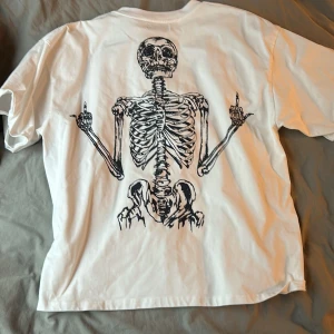 HCW TEE - Köpt på hcw hemsida perfekt conditon storlekM passar L/M