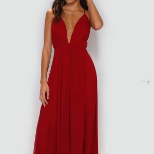 Balklänning - Säljer denna balklänning som är oanvänd då jag väljde en annan. Strl XXS men passar även till XS/ S/ M. Svårt att göra färgen rättvisa, skulle påstå att mina bilder är mer rättvist än modellens bilder, är vinröd med en slits. Nyinköpt för 1900kr.🥰