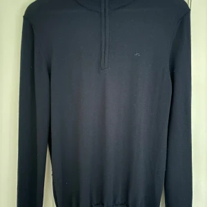 J.lindeberg halvzip - Hej, säljer nu min snygga halfzip från j.lindeberg då den börjar bli lite liten. Storleken är S och skicket är 10/10 hör av er vid frågor eller funderingar 