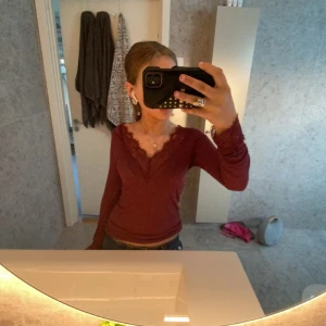 Vin röd intimissmi tröja❣️ - Den är i stl S, använd typ 5 gånger inga fläckar eller nått sånt. Pris kan diskuteras❤️