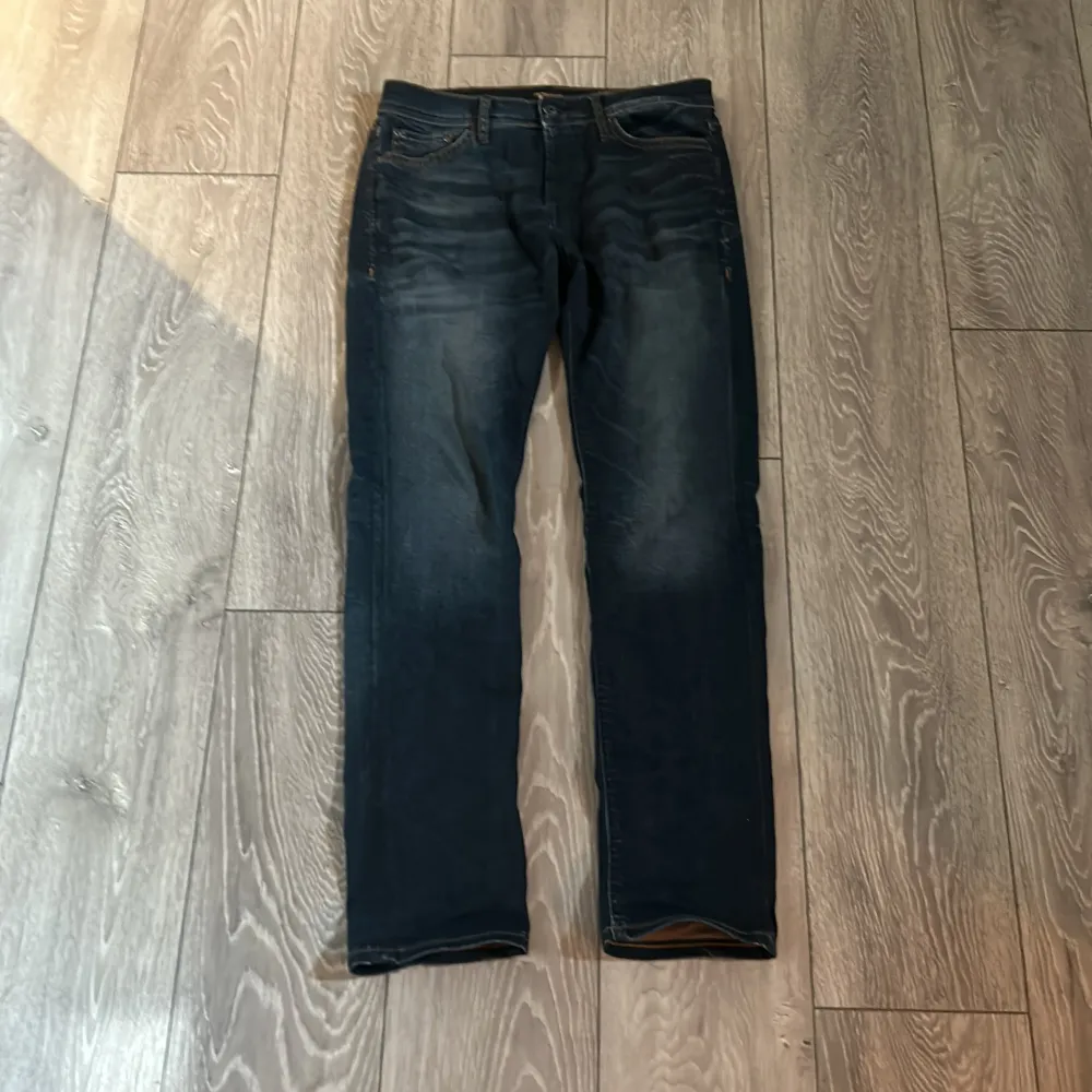 snygga jeans från Jack & Jones  säljer eftersom jag inte gillar dem så mycket längre  det är bra skick men lite trasiga på fåtal ställen som du kan se på bilderna  Modellen på jeansen är slim straight/tim . Jeans & Byxor.