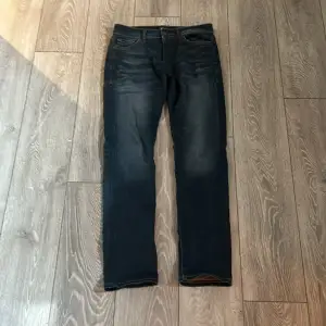 snygga jeans från Jack & Jones  säljer eftersom jag inte gillar dem så mycket längre  det är bra skick men lite trasiga på fåtal ställen som du kan se på bilderna  Modellen på jeansen är slim straight/tim 