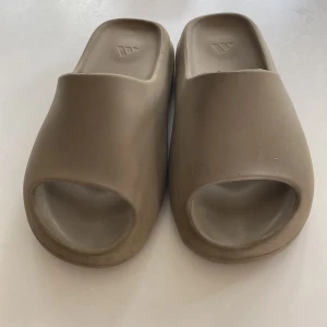 YEEZY SLIDES - Tjena! Säljer dessa riktigt sköna och populära yeezy slides. Har inte box därav priset ❗️