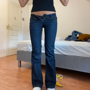 Jeans  - Lågmidjade bootcut jeans som tyvärr är för små för mig! Midjemått 36cm, innerbenslängd 80cm ❤️ bra skick! 