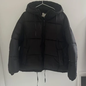 Pufferjacka - Super fin och gosig vinterjacka! Den är i storlek S men passar ända upp till L beroende på hur man vill att den ska sitta🫶(Finns lite slitage på dragkedjan, men inget som man tänker på)  köpt för 550-600 på H&M!