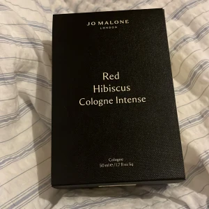 Red hibiscus cologne intense  - Endast spurtad en gång. Väldigt god doft. ORGINAL pris 2000