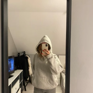 Grå hoodie - Säljer en supermysig grå hoodie som är perfekt för chilliga dagar. Tyvärr har jag klippt bort lappen då den kliar 