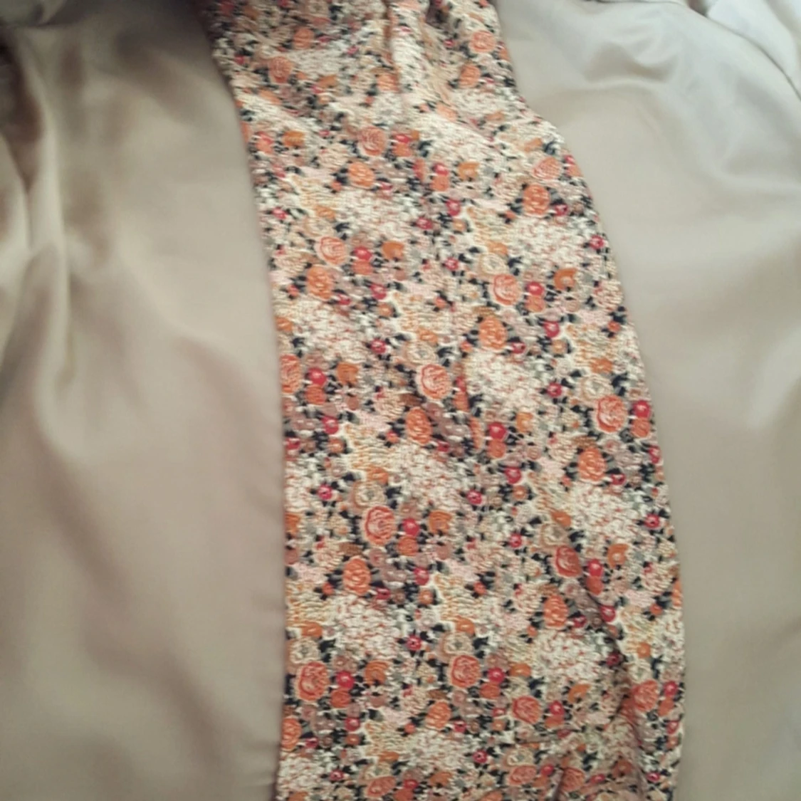 Beige skinnkappa med blommigt foder - 92