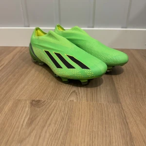 Adidas X speedportal  - Adidas X speedportal elite i färgerna svart och grön, storlek 38. Låda och en påse som du kan ha skorna i med följer. Skorna är helt oanvända! 