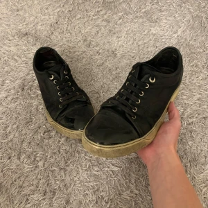 Lanvin - Säljer dessa Lanvin skor! | Captoe har någon repa, något sliten inuti, någon skada på sulan och mockan är även något sliten. Bedöm skicket själv👍 | UK 8 motsvarande 42 men passar absolut 43 om inte större. | Öppen för bud! | Ställ gärna frågor!