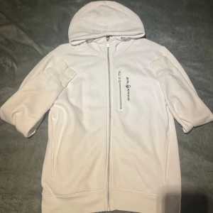 Sail racing hoodie - Varan är i ett sådär skick, små små olje fläckar på hela ryggen. Förutom det är varan i ett super skick. Ny pris mellan 1200-1500 Säljer billigt pågrund utav olje fläckarna.