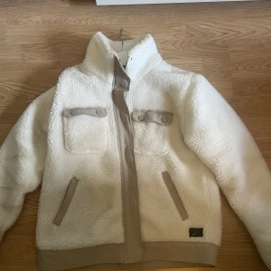 Teddy jacka  - Super fin Teddy jacka med beiga detaljer 