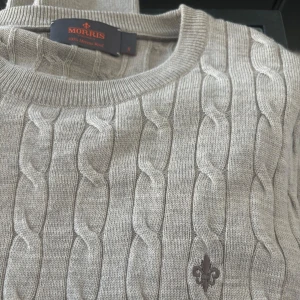 Morris tröja - Kabelstickad morris tröja i jättefint skick, Knappt använd. Tröjan är ish ljusbrun/beige.  Skriv om du har funderingar!