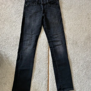 Jack n jones  - Säljer nu dess svart/grå jeans från Jack n jones! Storleken är 27:30 och modellen är slim/Glenn. Jeansen har  inga skador eller hål!