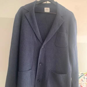 John Henric Overshirt, strl M - Blå John Henric overshirt/cardigan m, strl M Nyskick, för stor för därav säljes  600 kr