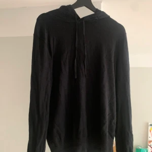 Merinoull Hoodie, strl M - Svart merinoull hoodie från Lawrence Grey, tunnt material. Strl M. Använd men i bra skick 400 kr