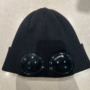 Svart CP COMPANY mössa - Svart cp company mössa, säljer pågrund att jag aldrig använder den.   