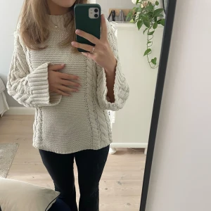Vit stickad tröja - Vit stickad tröja. Storlek XS men oversized passform. Perfekt nu till hösten, men också för sommarkvällar💕