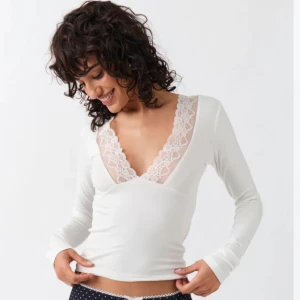 Vit lace detail top - En vit jättesöt topp ifrån gina, nypris 279🤍 Endast provad så är som ny🤍 Priset går att diskuteras