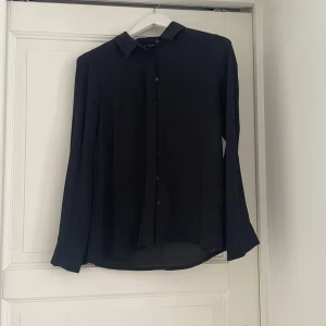 Svart blus - Svart blus/ skjorta💕 Storlek 38 men passar nog 36 också💞
