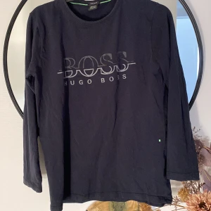 En Hugo boss långärmad  - En Hugo boss långärmad med storleken m