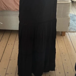 Svart långkjol - Skriv för frågor 