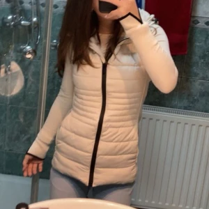 Vit vest - En jätte fin väst den håller värme och den är mjuk och skönt. Super fint💕