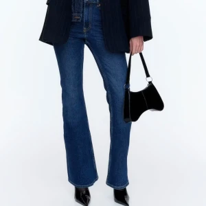 Bootcut Jeans  - Säljer dessa super snygga Bootcut Jeansen i i storlek 32, från H&M! 💕 Dom är i perfekt skick och ej använda! 🩷 Pris kan diskuteras!