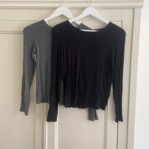En svart långärmad tröja och en grå🐆🥂⭐️ - Storlek 146/152 men passar mig som är 164💗 30 kr styck 2 för 50