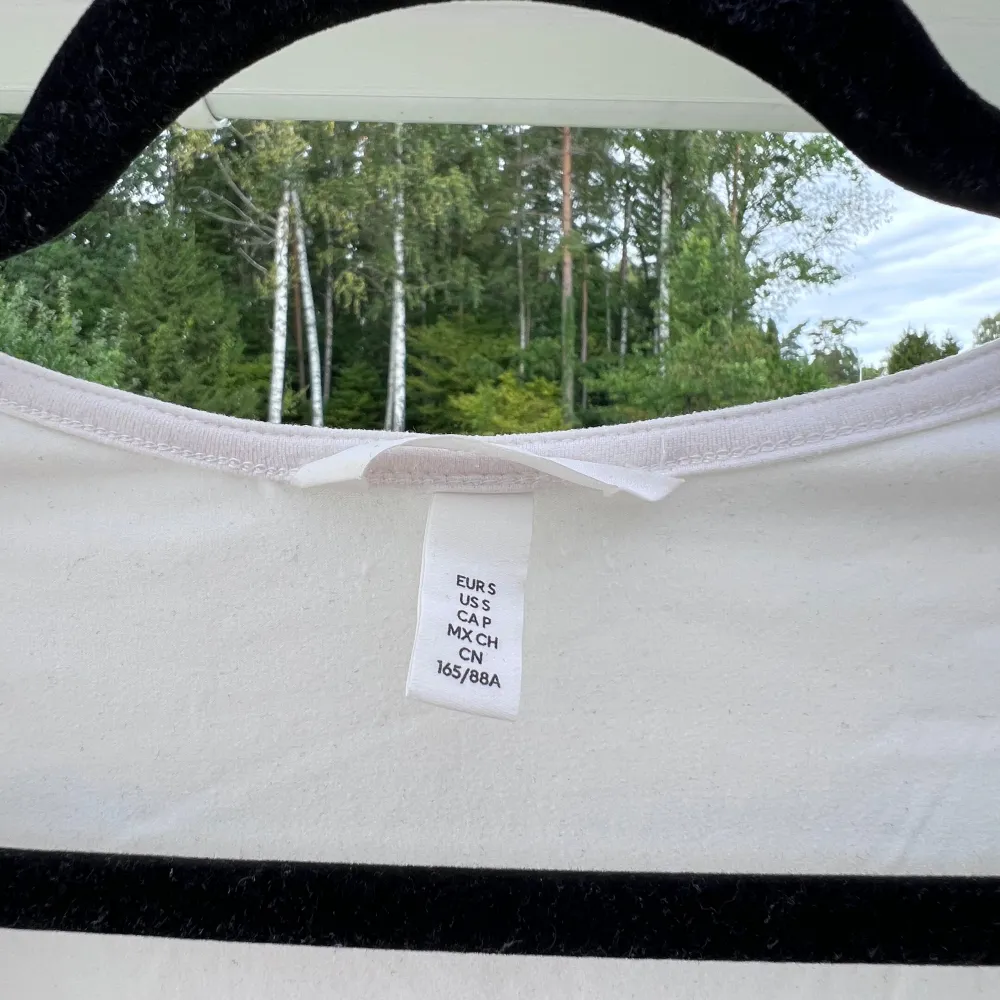 En vit långärmad topp med fyrkantig skärning, från H&M 🤍 Toppen är i ett väldigt mjukt material och sitter bra på mig som är en S. Dubbelt tyg vid brösten, så ingen bh behövs ☀️🙌🏻 Använd max 3 gånger! Längd: 50 cm Axel: 36 cm. Yläosat.