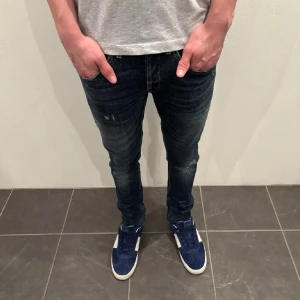 Dondup jeans - Säljer nu dessa tvär feta dondup jeans || Jeansen är i perfekt skick || de är storlek 31 och skinmy fit || nypris: 4200kr mitt pris endast 1200kr || Skriv gärna om du har fler frågor🤩👍