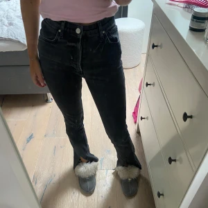 Gråa jeans - Så fina jeans med slits framtil, i jättebra skick