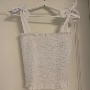 Vit topp - Vit topp med knytdetaljer💕 Storlek S men passar XS också💞