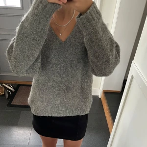 Grå stickad tröja  - Grå stickad tröja från H&M i storlek S, passar även M. Fint skick. Använd gärna köp nu!