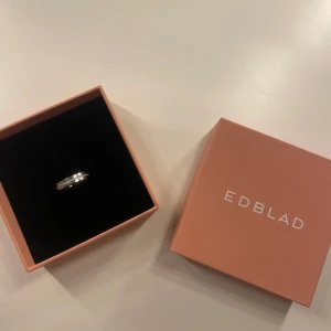 Edblad ring silver  - Säljer nu denna jättefina ring ifrån Edblad💕 storlek xs(16.00mm). Ringer är i nyskick då den är för liten för mig.