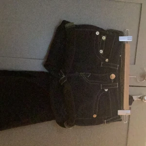 Kunden står för frakt 📦 jätte fina tue religon shorts i storlek 34 skriv till mig om några mer frågor 💗😁 - Jätte sköna och fina shorts som är jätte träningar som passar till allt och är bra till vardags och 🎉 fest 💖