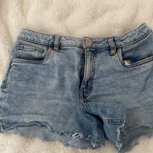 Jeans shorts ❤️ Lite använda men ser ganska nya ut, tvättade men tvättas innan postar. Ganska nya. Trendiga och fina i bra skick. Säljer pågrund av för litet. ❤️❤️ står ej för postens slarv! 