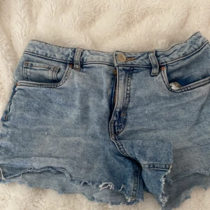jeans shorts 🩷🩷 - Jeans shorts ❤️ Lite använda men ser ganska nya ut, tvättade men tvättas innan postar. Ganska nya. Trendiga och fina i bra skick. Säljer pågrund av för litet. ❤️❤️ står ej för postens slarv! 