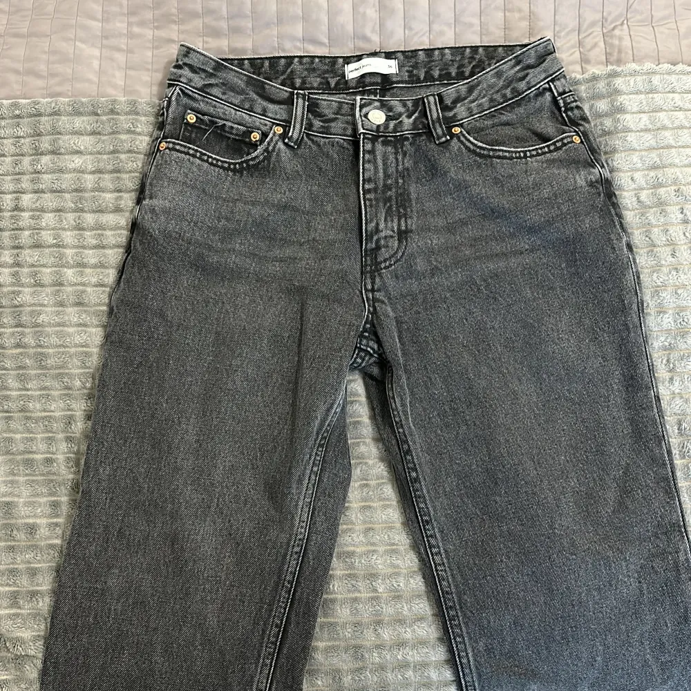 Jeans från Ginatricot i storlek 36. Aldrig använda så kommer i bra skick. För fler bilder kom privat🥰. Jeans & Byxor.