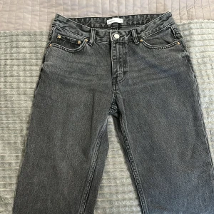 Jeans  - Jeans från Ginatricot i storlek 36. Aldrig använda så kommer i bra skick. För fler bilder kom privat🥰