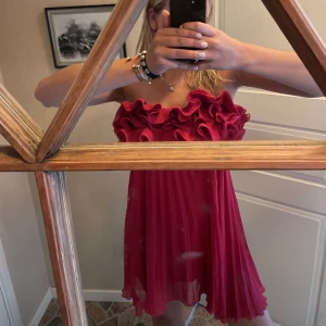 Klänning zara  - Rosa klänning från zara med fina detaljer! Ny med prislapp kvar 