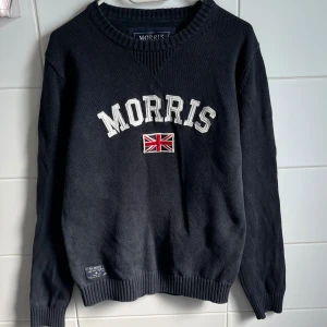 Svart tröja från Morris - Säljer en snygg marinblå tröja från Morris. Perfekt nu till hösten och vintern men funkar även att ha den året om när det är lite kyligare. Den är i bra skick men den är lite missfärgad lite överallt på tröjan. Frågor och funderingar? Hör bara av dig.