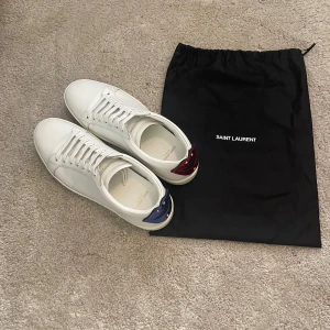 Saint Laurent Skor - Saint Laurent skor i storlek 44,5 i otroligt skick! Nypris är €650 medan vi säljer för 2799. Dustbag medkommer vid köpet. Tveka inte att höra av dig vid minsta fundering!