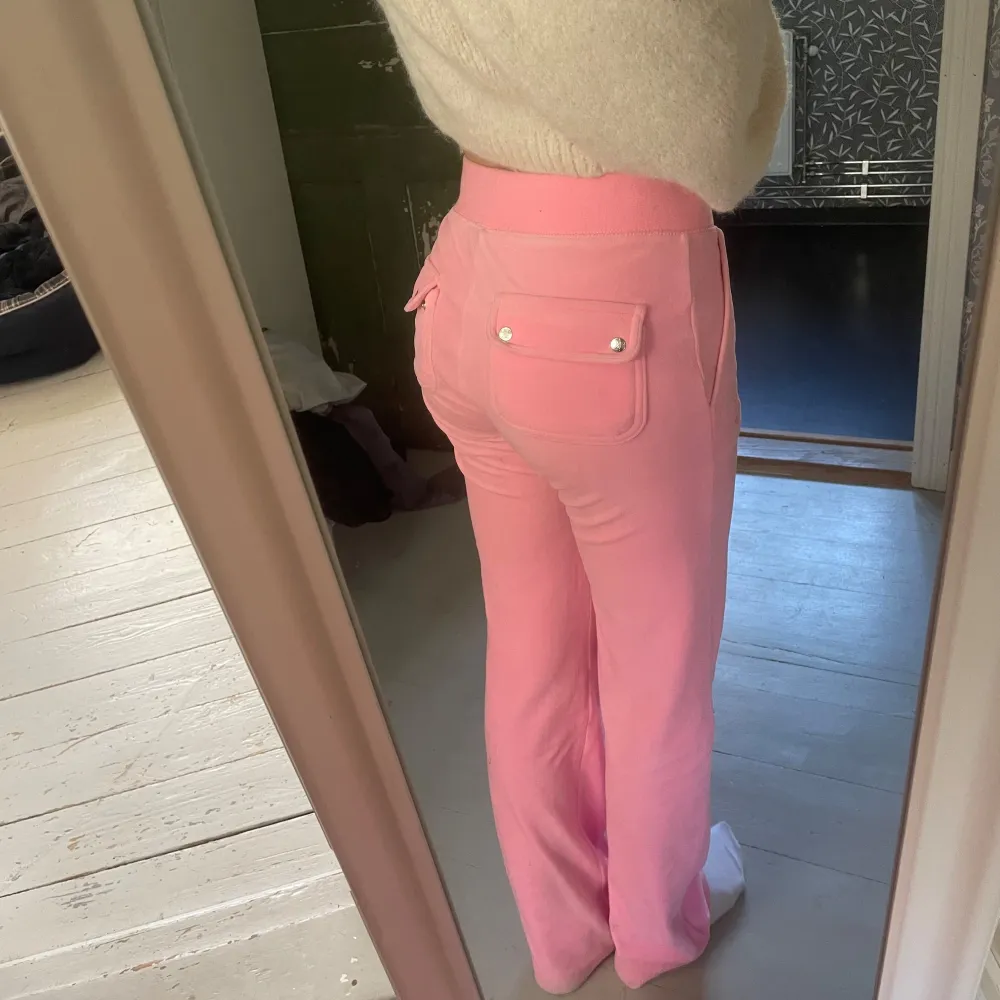 Bubbelgumsrosa juicybyxor i xxs🩷  Supermjuka och sköna men kommer tyvärr inte till användning längre😕 Byxorna är i använt men bra skick! Har du frågor eller vill du se fler bilder så skriv🫶🏻. Jeans & Byxor.