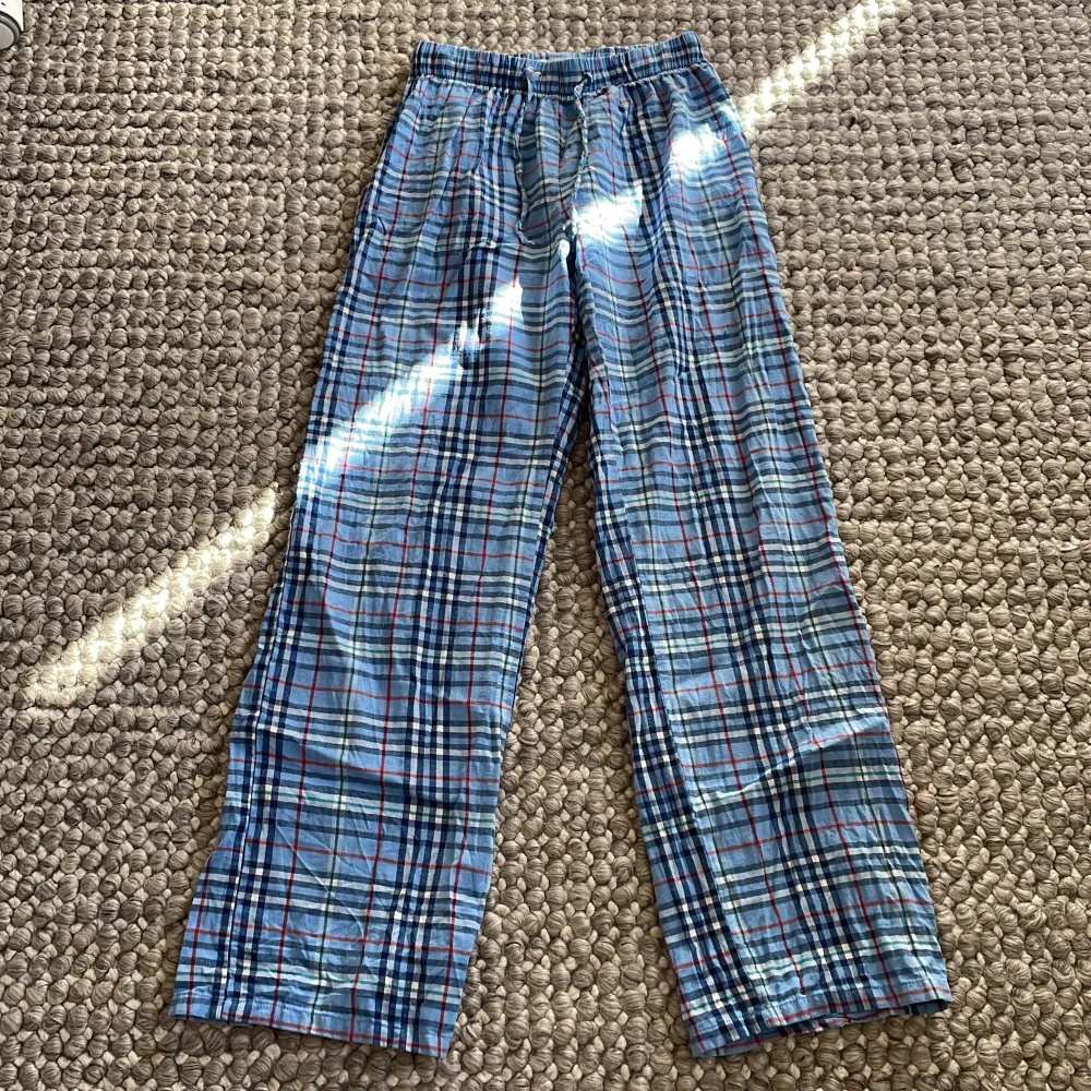 Rutiga pyjamasbyxor i använt fint skick.. Jeans & Byxor.