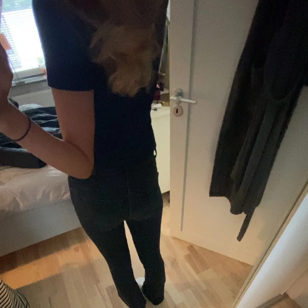 Snygga jeans som tyvärr har blivit försmå för mig. Nypris 499kr från Gina tricot💞 pris kan diskuteras🥰 önskas mått? kom privat!. Jeans & Byxor.